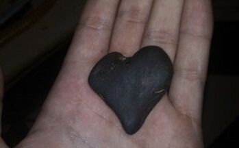 камък във формата на сърце като талисман на късмет