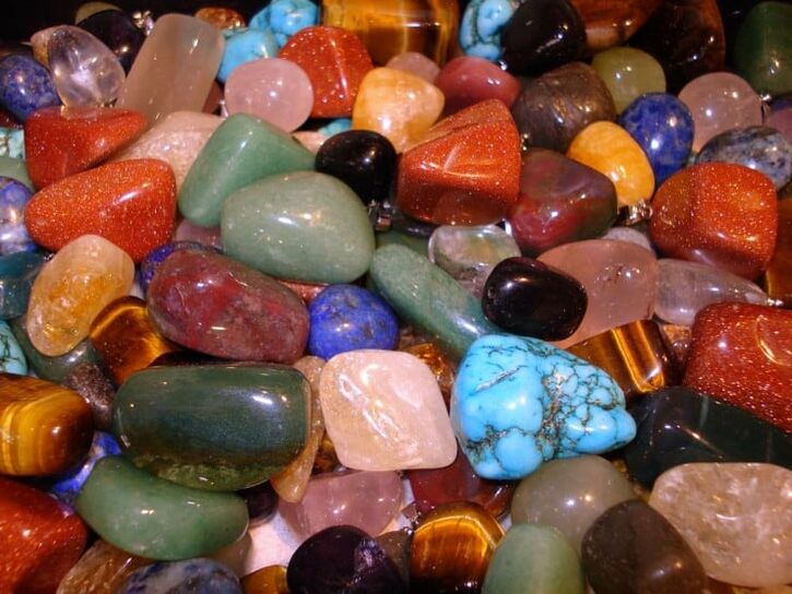 цветни камъни като талисмани на късмет
