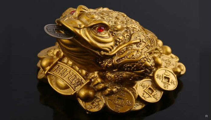 жаба с монета за привличане на пари